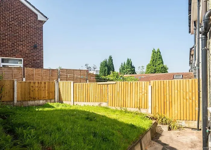 Spacious 4Bed Home, Sleeps 10, Pool Table, Parking, Perfect For Groups