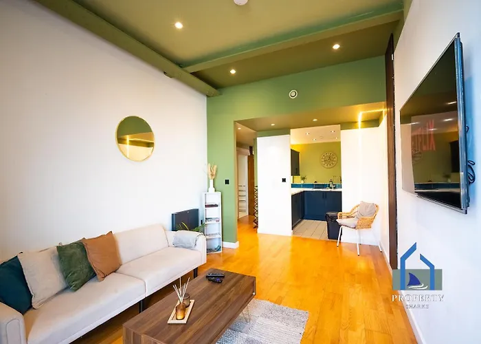 Spacious City Condo - Parking - Next To Ao Arena - Local Attraction & Transport Links
